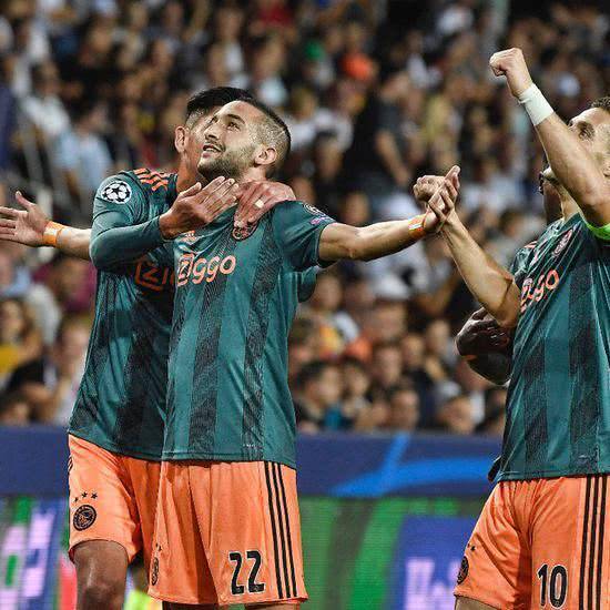 受瞩目的前 受瞩目的前