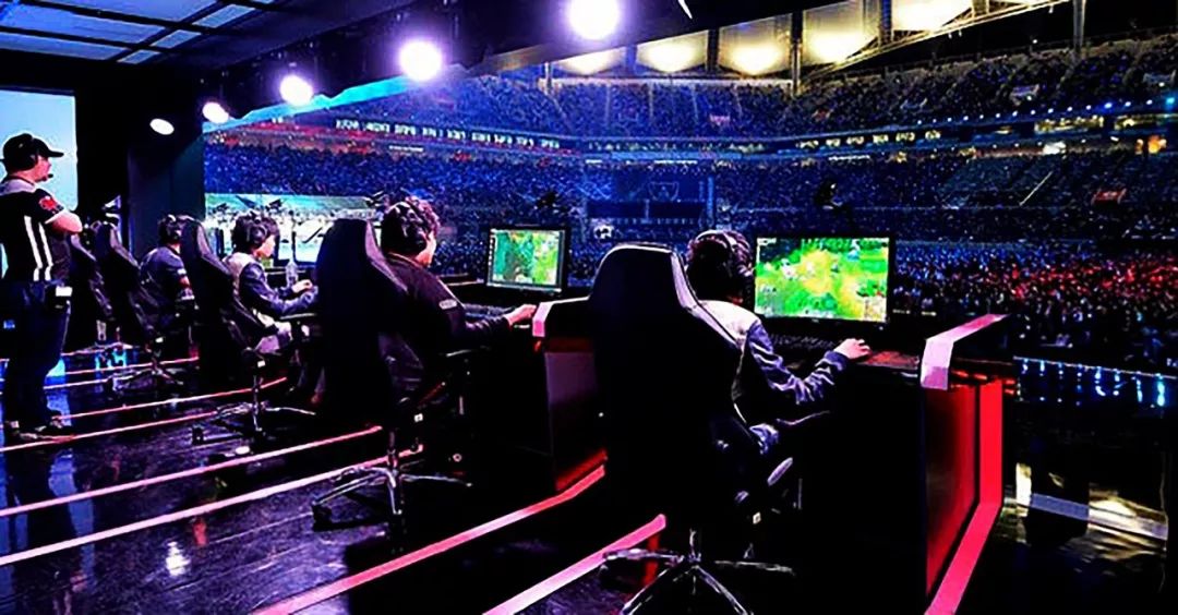 周琦在防守 周琦在防守